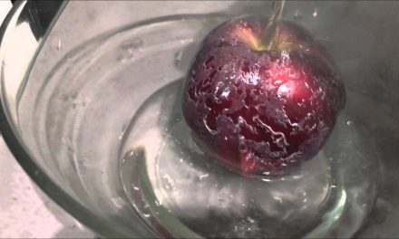 Pour Hot Water on Your Apples and See If This Common Cancer-Causing Wax APPEARS