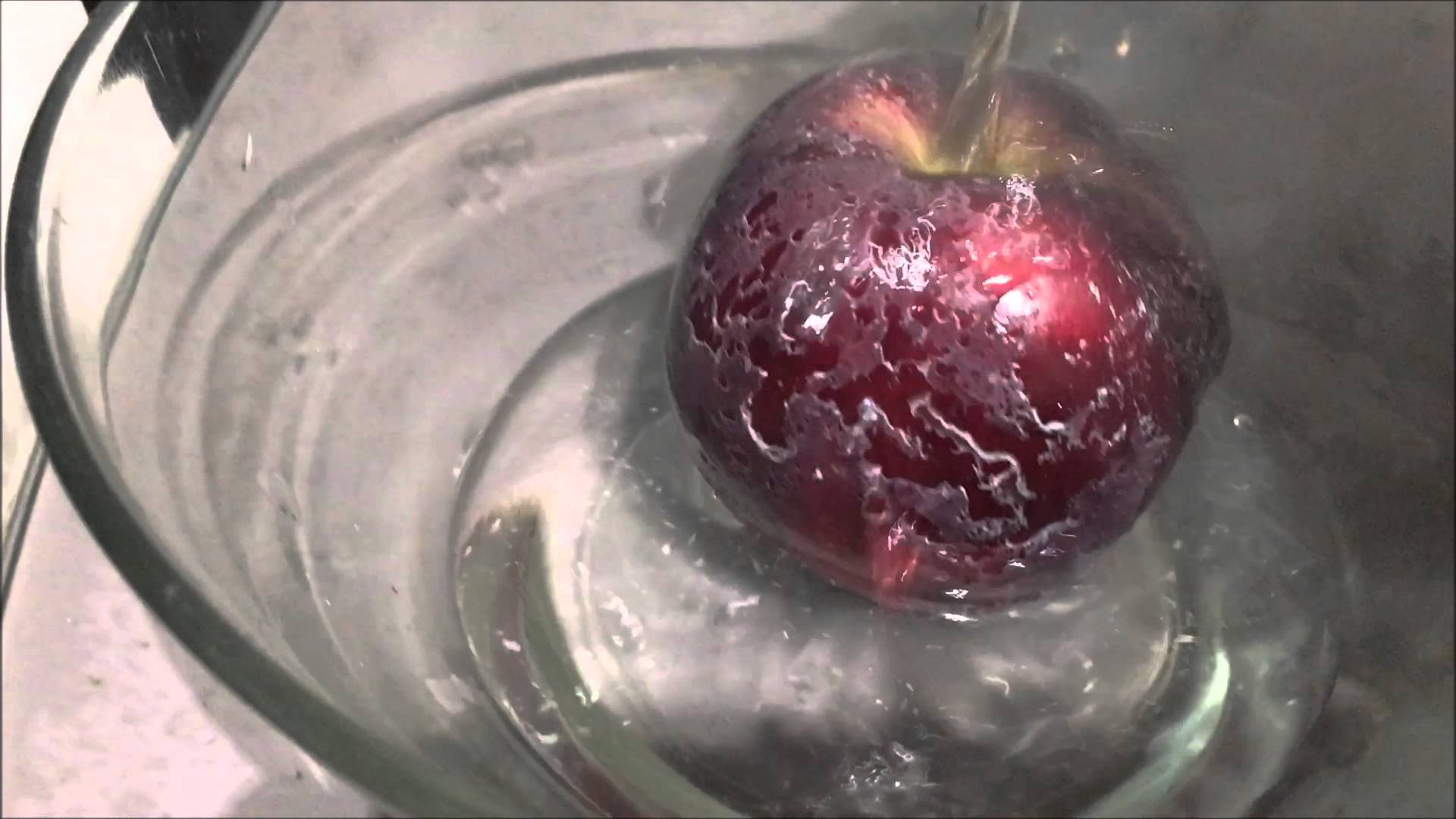 Pour Hot Water on Your Apples and See If This Common Cancer-Causing Wax APPEARS