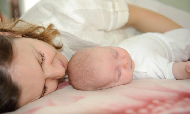 It’s OK to sleep next to your infant child. It’s even beneficial.