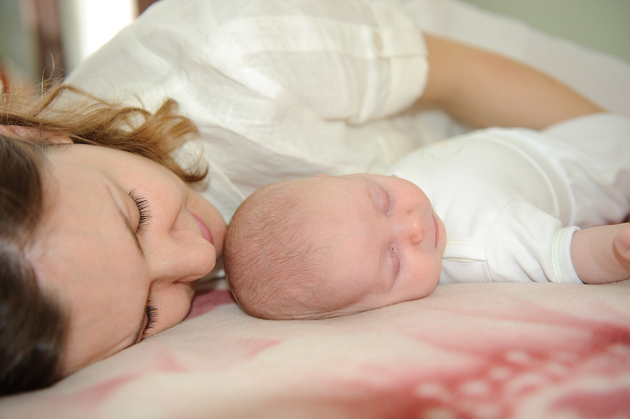 It’s OK to sleep next to your infant child. It’s even beneficial.