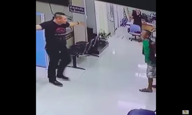 Attacker pulls knife on officer, what happens next has the world amazed