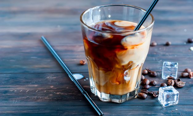 Almond milk latte (3 ingredients, no dairy or refined sugar)