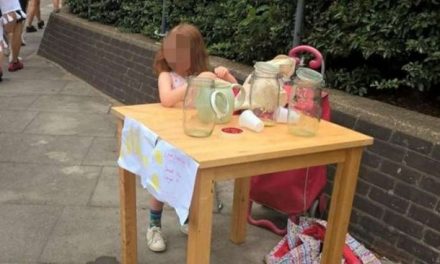 Five year old girl bursts into tears as cops fine her for lemonade stand