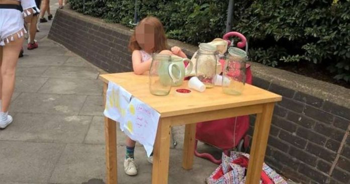 Five year old girl bursts into tears as cops fine her for lemonade stand