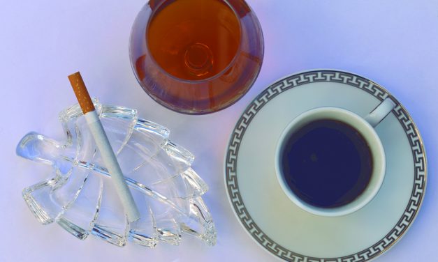Hot tea linked to esophageal cancer in smokers, drinkers