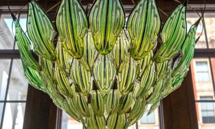 “Living” chandelier made with algae-filled leaves naturally purifies the air