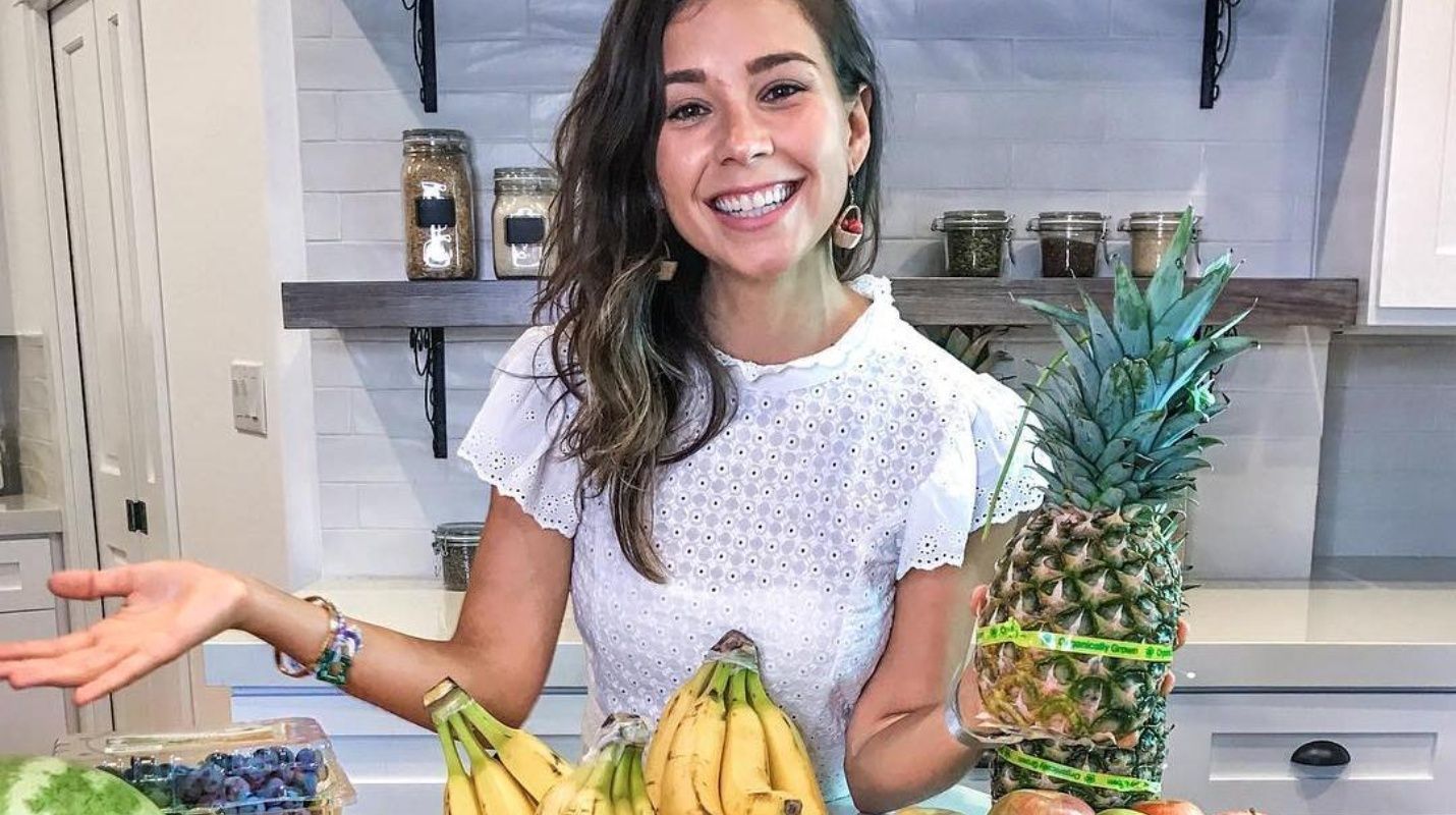Famous raw vegan YouTuber gets caught eating meat in restaurant, loses millions of followers
