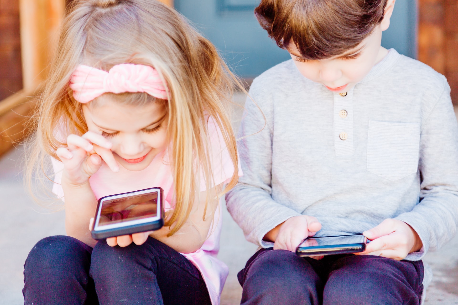 Giving Your Child a Smartphone is “Like Giving Them Drugs” Says Top Addiction Expert