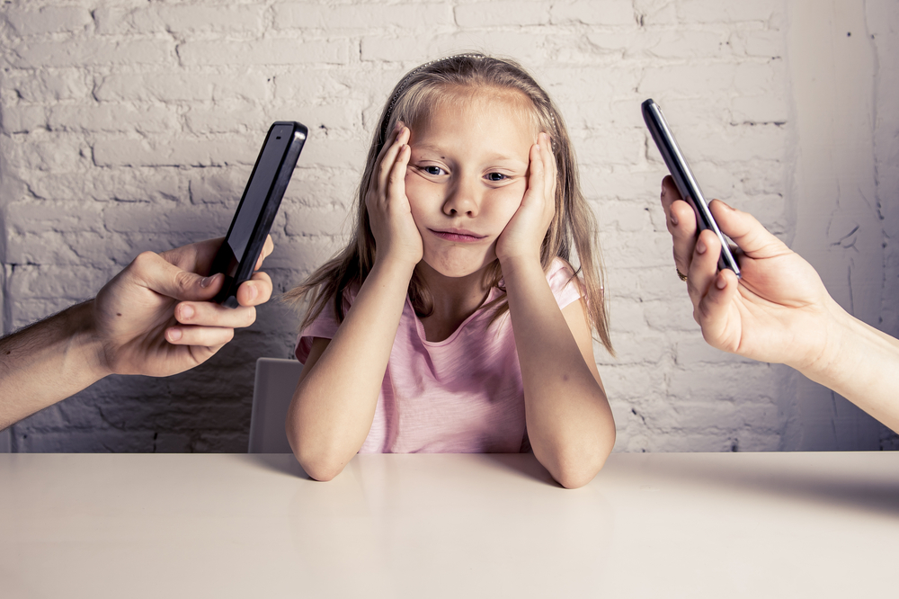 Children With Parents Who Are Addicted To Their Cell Phones Affect Children’s Development – According To Scientist
